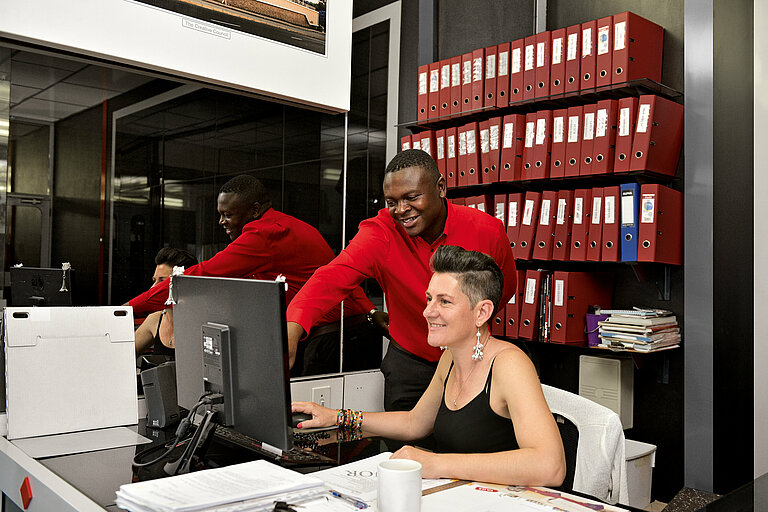 Photo: Hilti: Two people working with the OnTrack! 3 Software