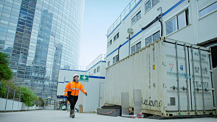 Video: Hilti: Woman in orange Jacket