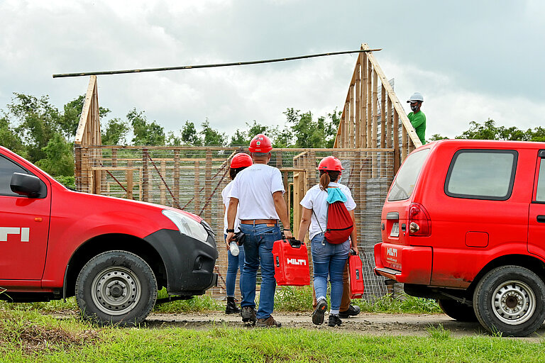 Photo: Hilti: Construction workers on their way towards the construction site