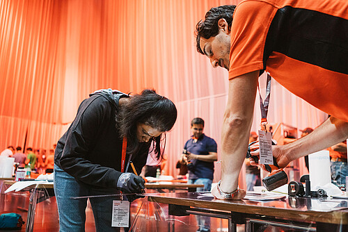 Photo: Hilti: Two people measuring a plate