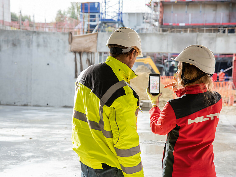 Photo: Hilti: Two workers looking at a smartphone