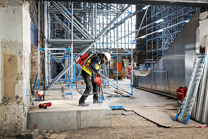 Photo: Hilti: A person drilling through a wall with the TE 500-22