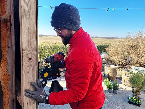Photo: Hilti: A person putting a screw in a wood construction