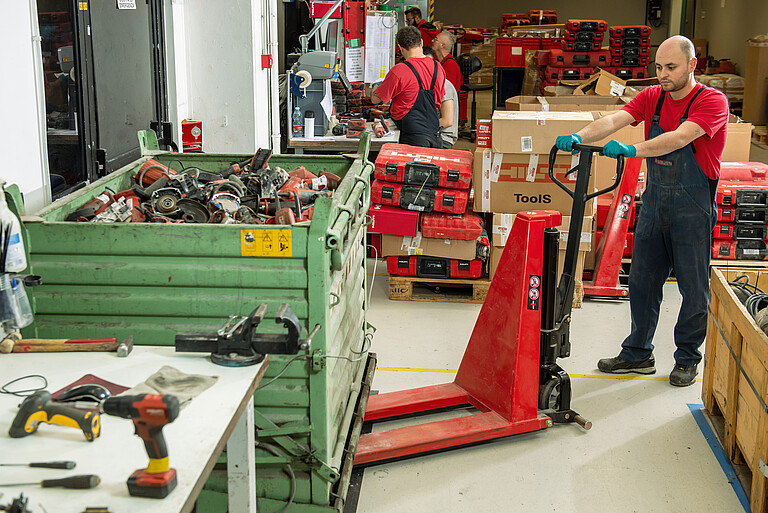 Photo: Hilti: A person with a forklift at the factory