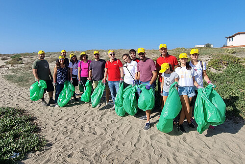 Photo: Hilti: A group of people with garbage bags in their hands
