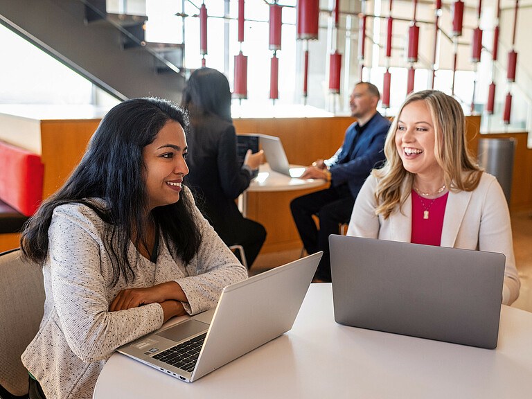 Photo: Hilti: Two people with a laptop smiling