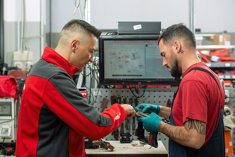 Photo: Hilti: Two people looking at a broken drill