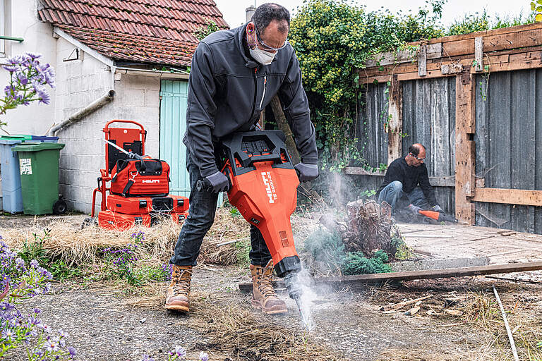Photo: Hilti: A person drilling in the soil with the TE 2000-22 