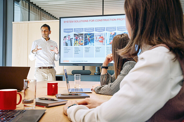 Photo: Hilti: A man gives a presentation about System Solution