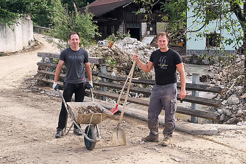 Photo: Hilti: 2 men are outside with a wheelbarrow