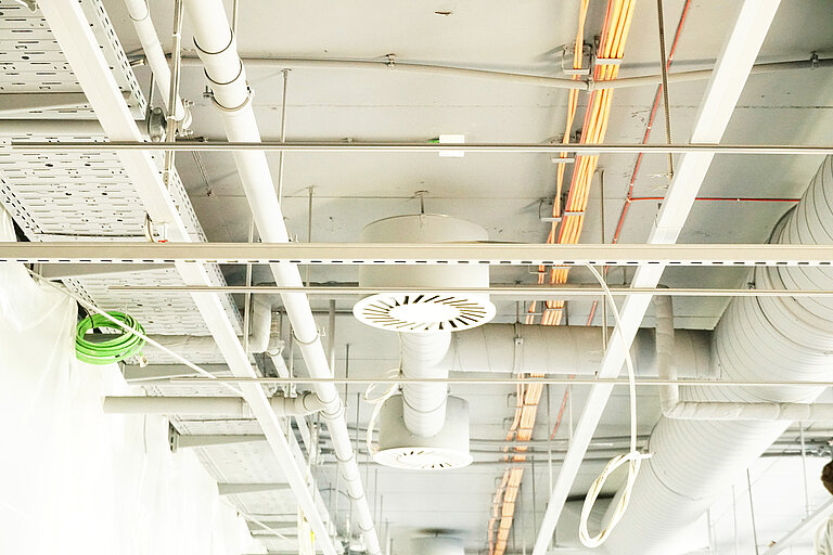 Photo: Hilti: View of a ceiling under construction with pipes and cables