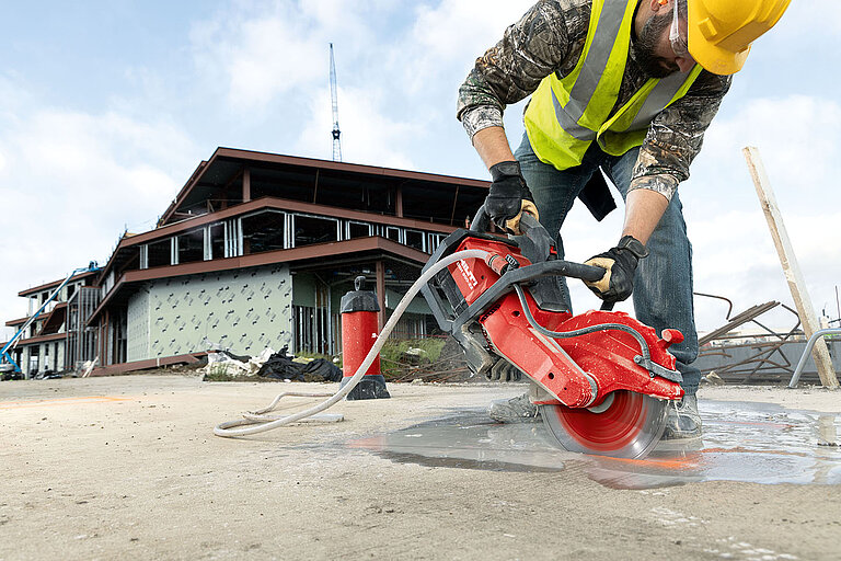 Photo: Hilti: Man in yellow helmet working outside with a Hilti saw