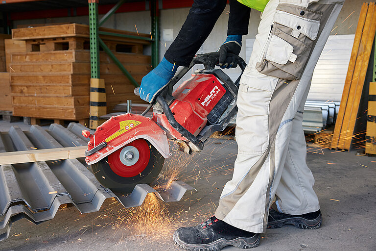 Photo: Hilti: Closeup, somebody working with a Hilti tool, cutting metal