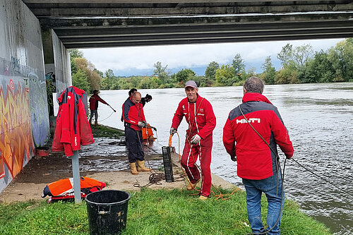 Photo: Hilti: A specialist team cleaning the Marne River with special magnets