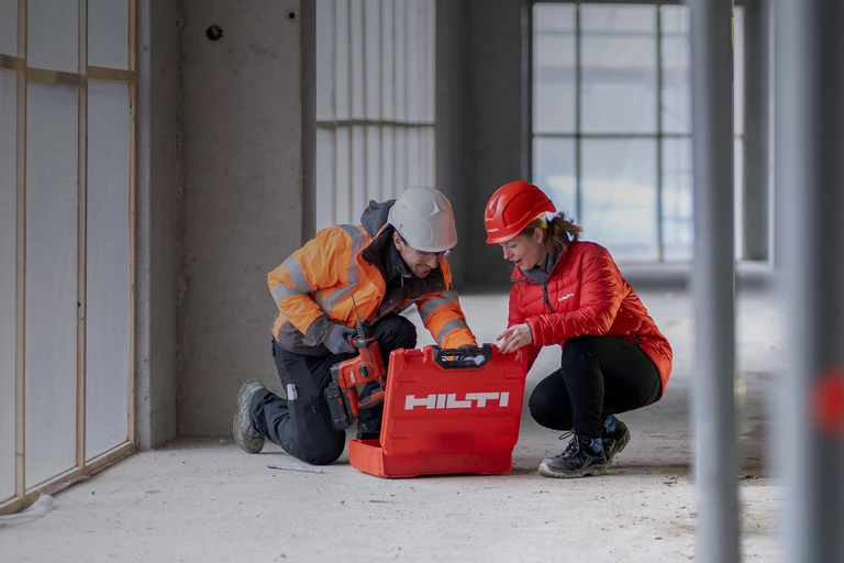 Hilti: Photo: Hilti Employee talking to customer on jobsite