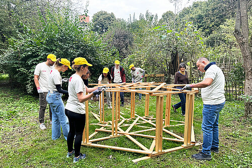 Photo: Hilti: Volunteers at Hilti Italy are standing around a wooden construction
