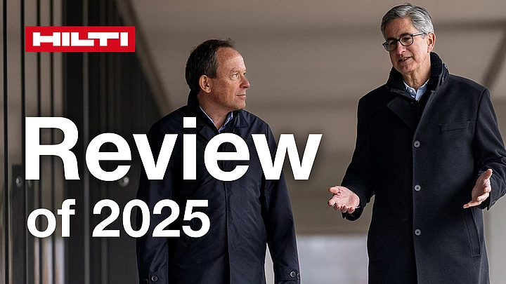 Hilti CEO Jahangir Doongaji and Chairman of the Board of Directors, Christoph Loos in a conversation, in the forerground the title „2025 Company Report“.