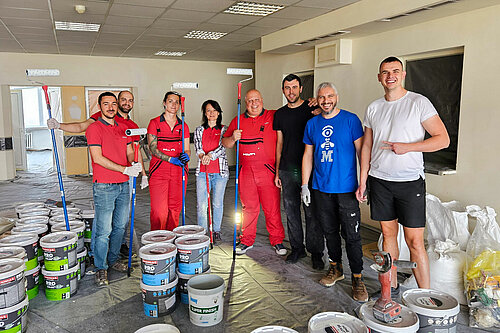 Group photo of Hilti volunteers beautifying the facilities of a hospital in Bulgaria with paint. 
