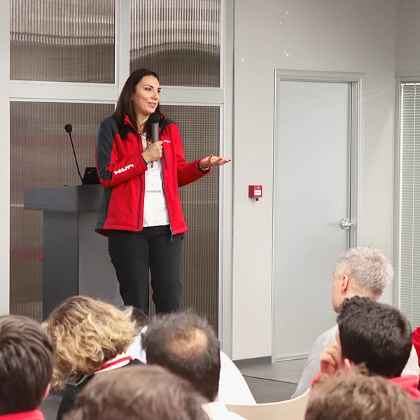 Banu Deniz Çetinkol, current general manager of Hilti Türkiye, gives a speech to young talents as part of the mentorship program.