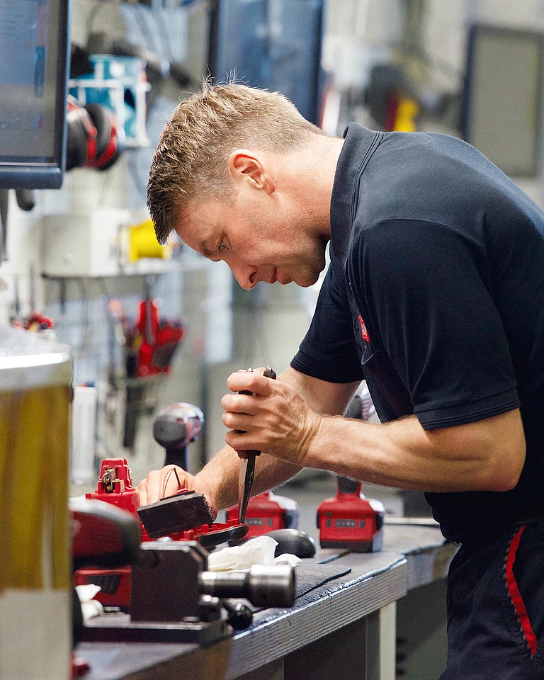 Inspection and testing of a new Hilti tool at the service center, profile of a Hilti employee.
